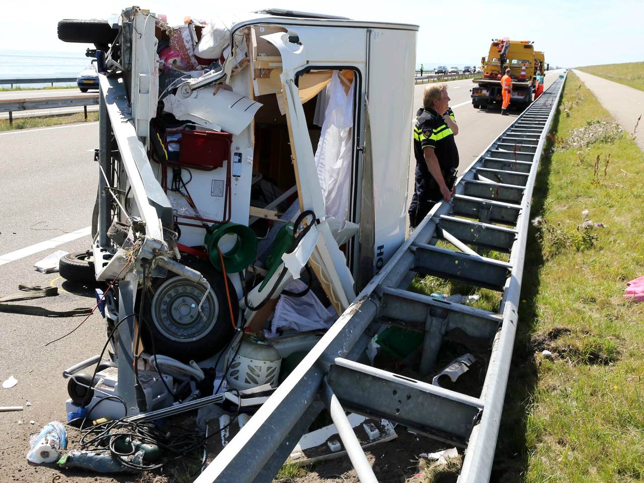Ossenaar bij ongeluk Afsluitdijk. (foto: ANP)