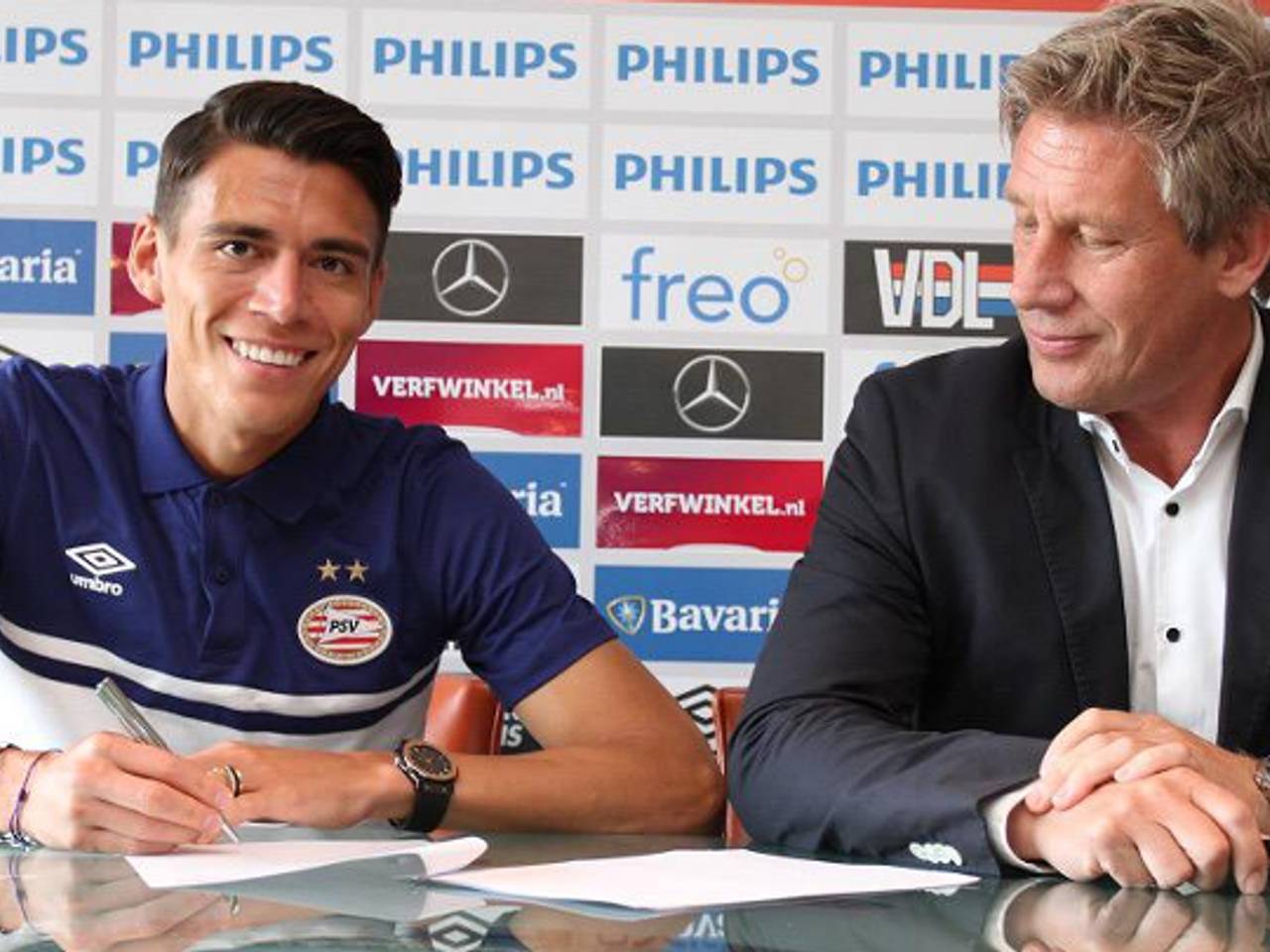 Héctor Moreno tekent z'n contract (foto: PSV Media)