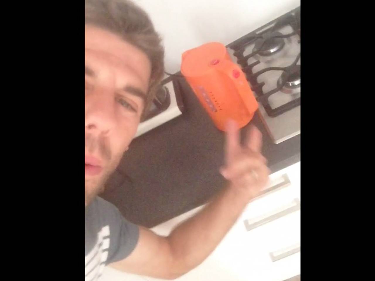 Kees Kwakman 'schept op' over zijn oranje waterkoker