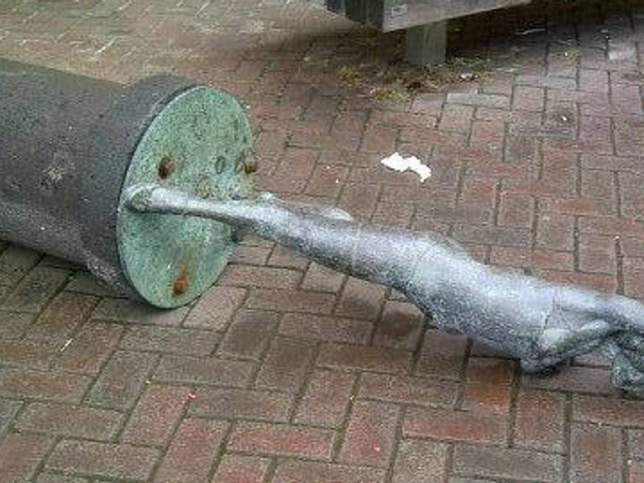 Het vernielde beeld. (Foto: Politie)