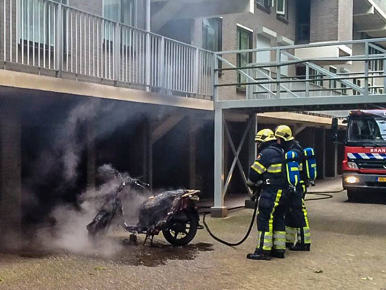 Scooter in brand gestoken in Oss (foto: Maickel Keijzers / Hendriks MultiMedia)