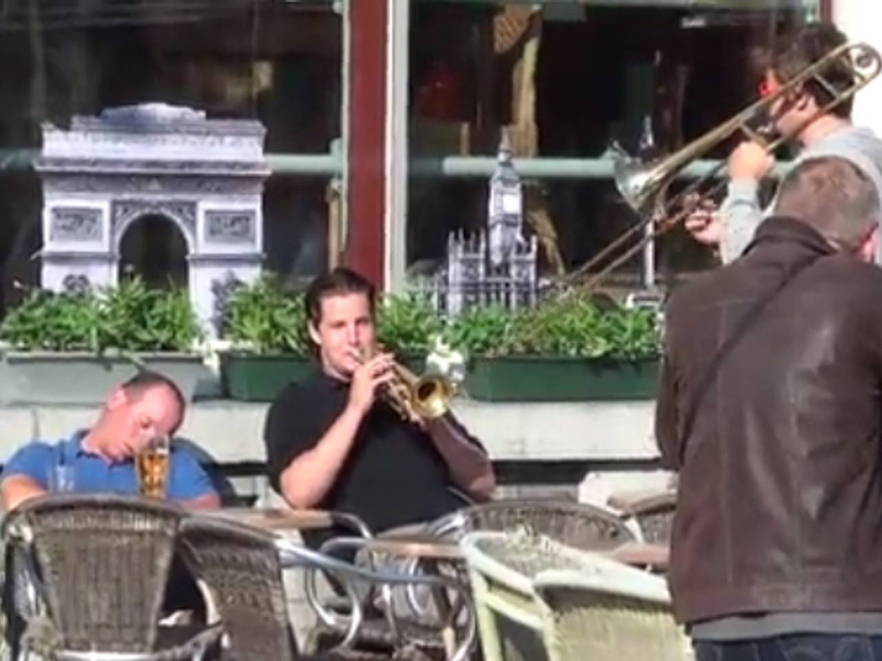 Slapende man op terras. (bron: Dumpert)