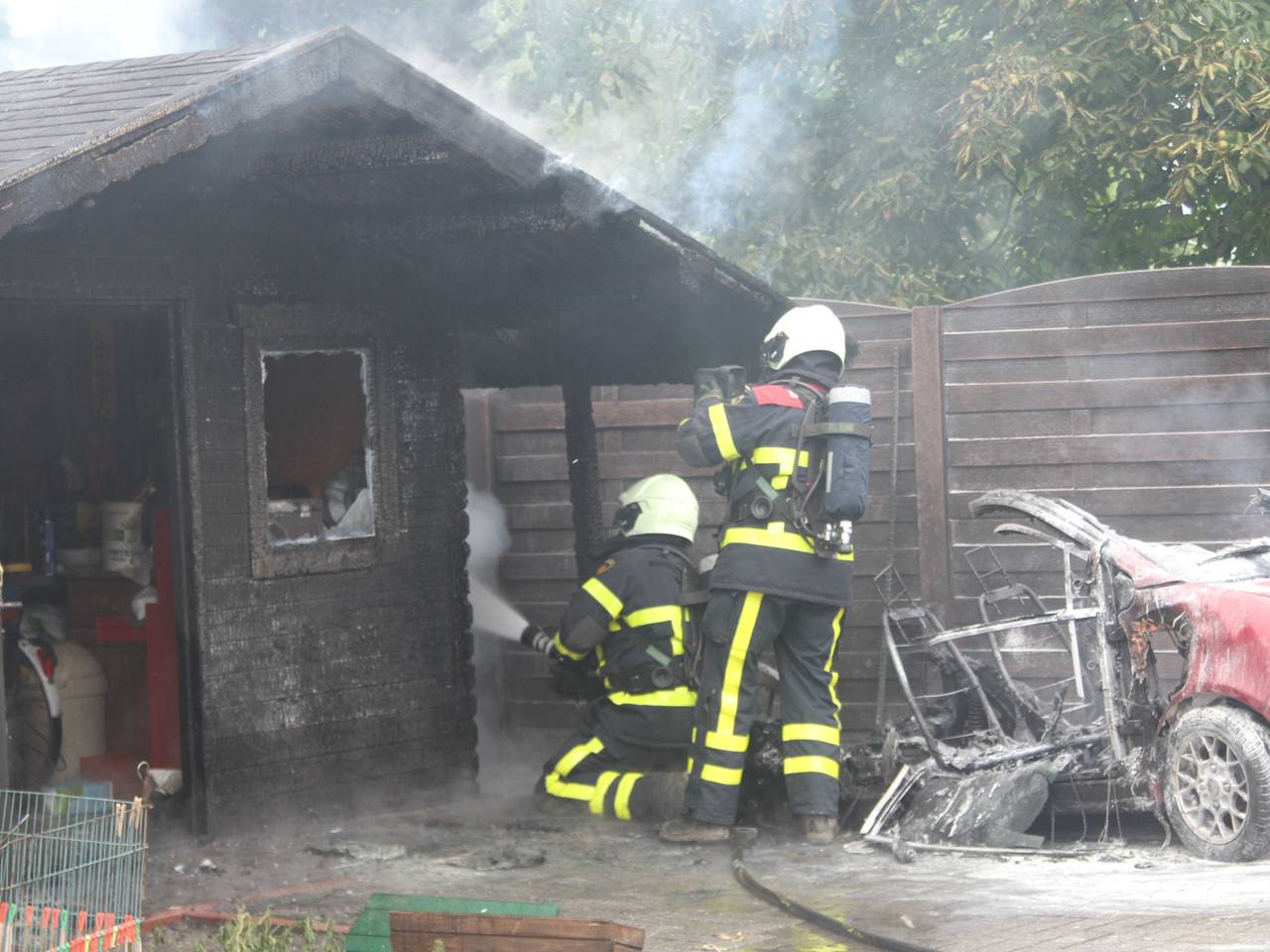 Een auto op het erf raakte zwaar beschadigd. (foto: Alexander Vingerhoeds/Obscura Foto)