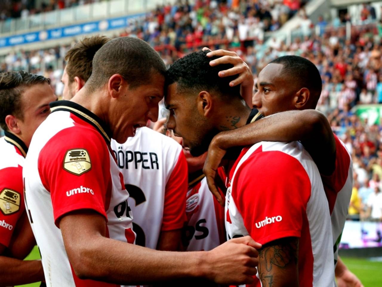 Jürgen Locadia juicht na z'n doelpunt tegen Feyenoord (foto: VI Images)