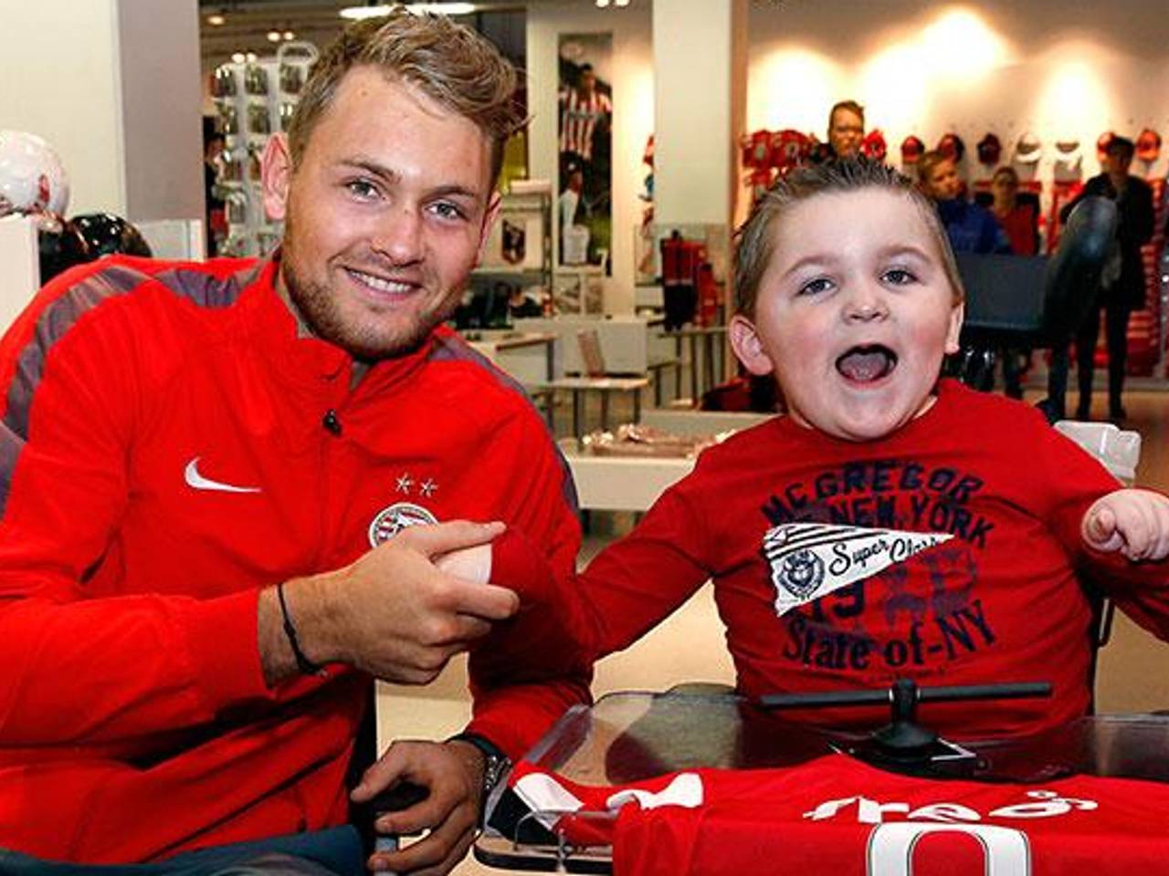 Jeroen Zoet geeft geld aan Spieren voor Spieren (foto: PSV)
