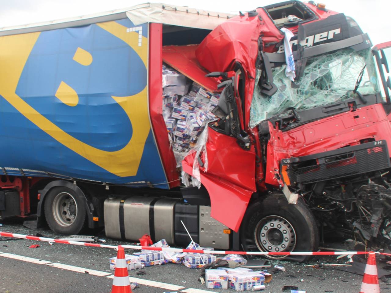 Vrachtwagen verliest lading Red Bull na botsing op A67 bij Lierop