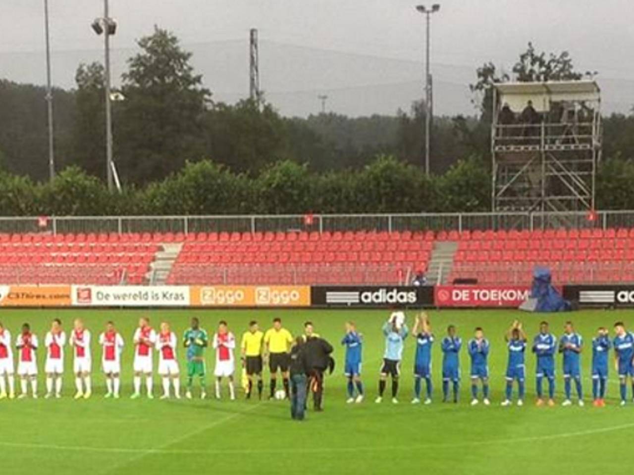 Spelers voor het begin van de wedstrijd. (foto: @HelmondSport / Twitter)