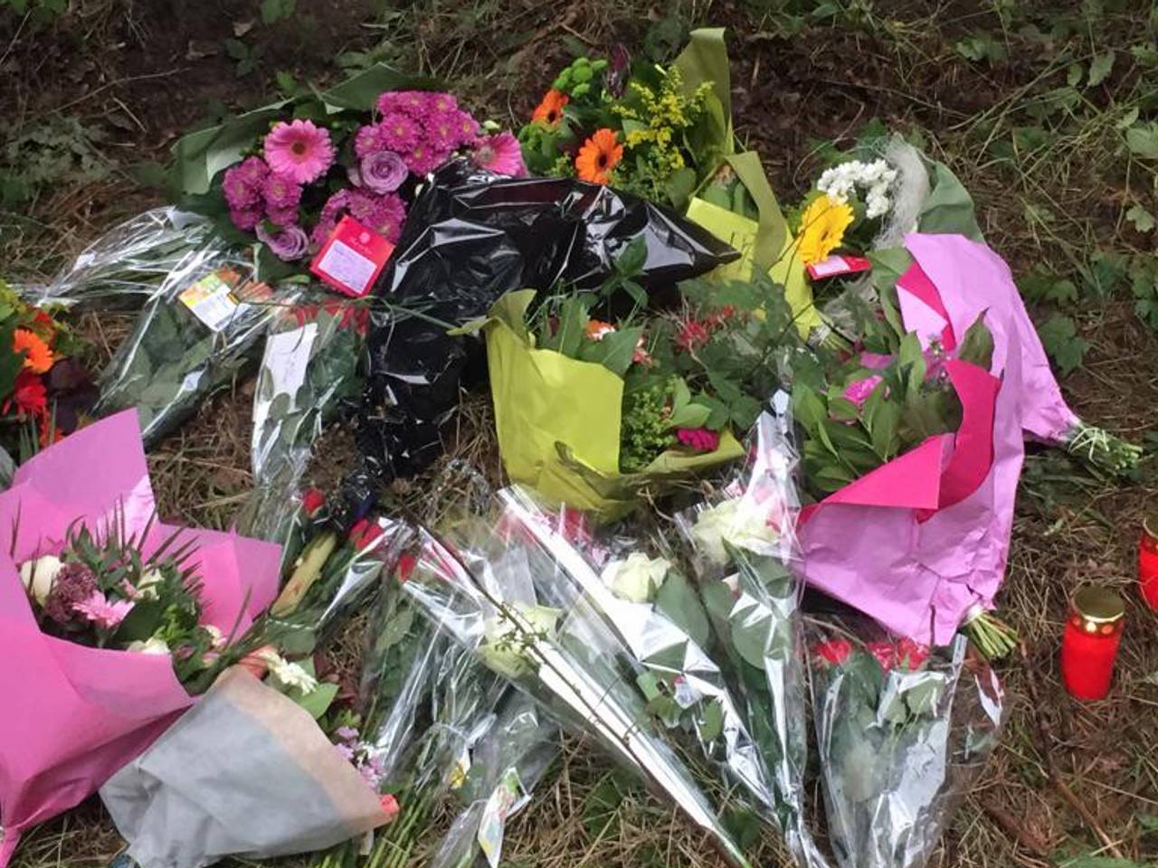 Bloemen op de plek waar Hugo om het leven kwam