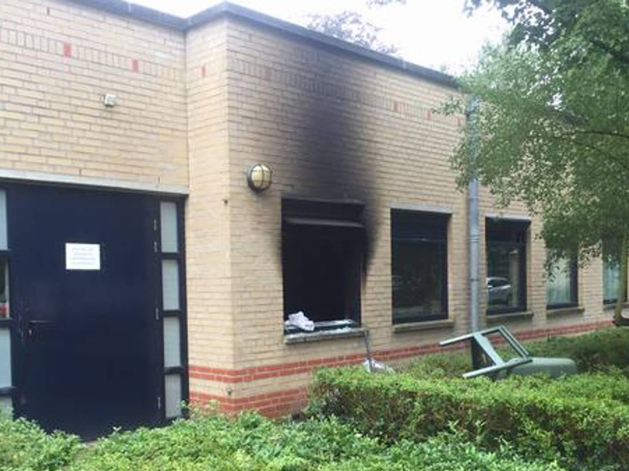 De stoel waarmee het raam is ingeslagen ligt buiten voor het gebouw. (foto: Birgit Verhoeven)