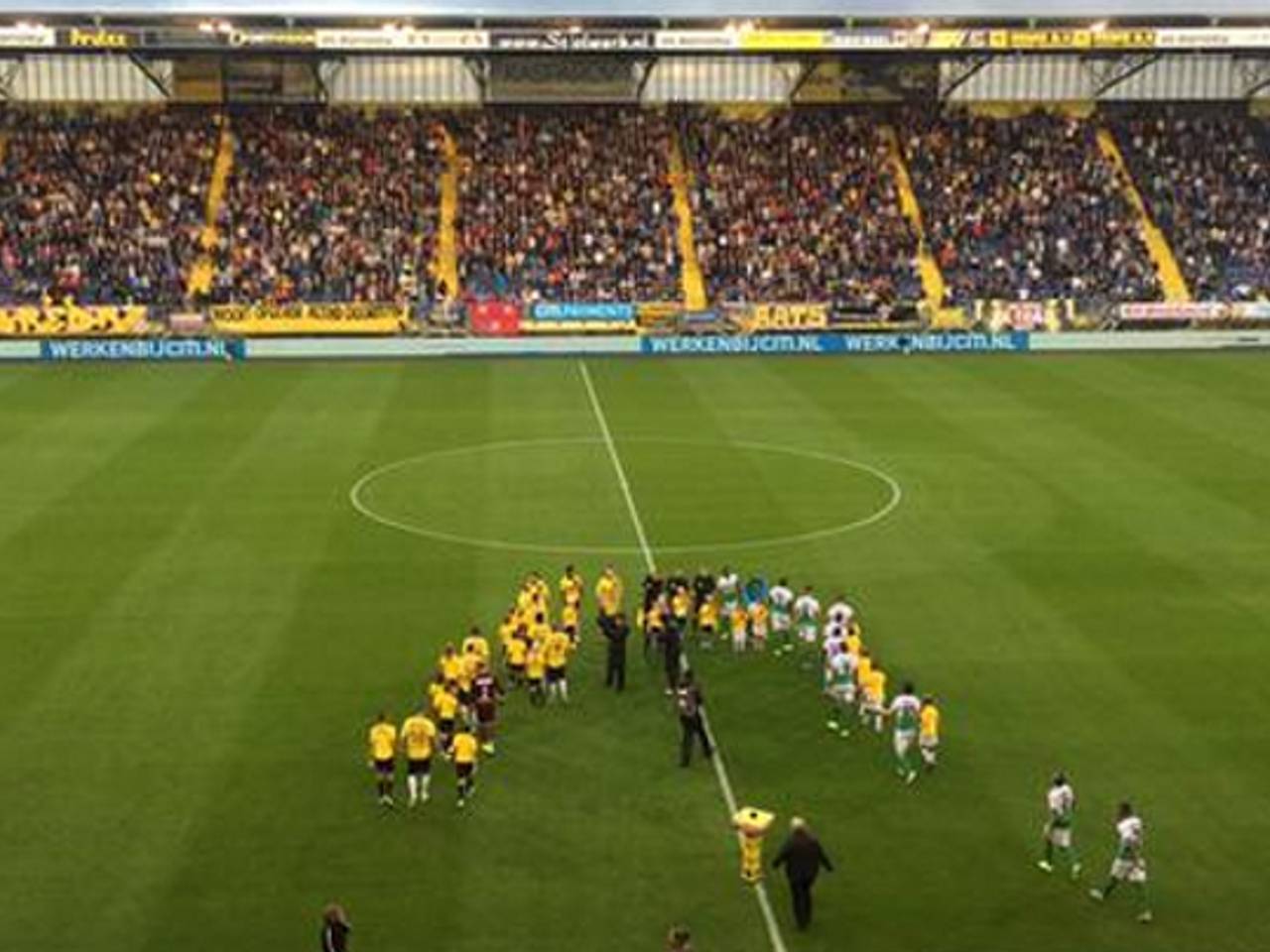 Spelers komen het veld op (foto: Job van der Zon) 