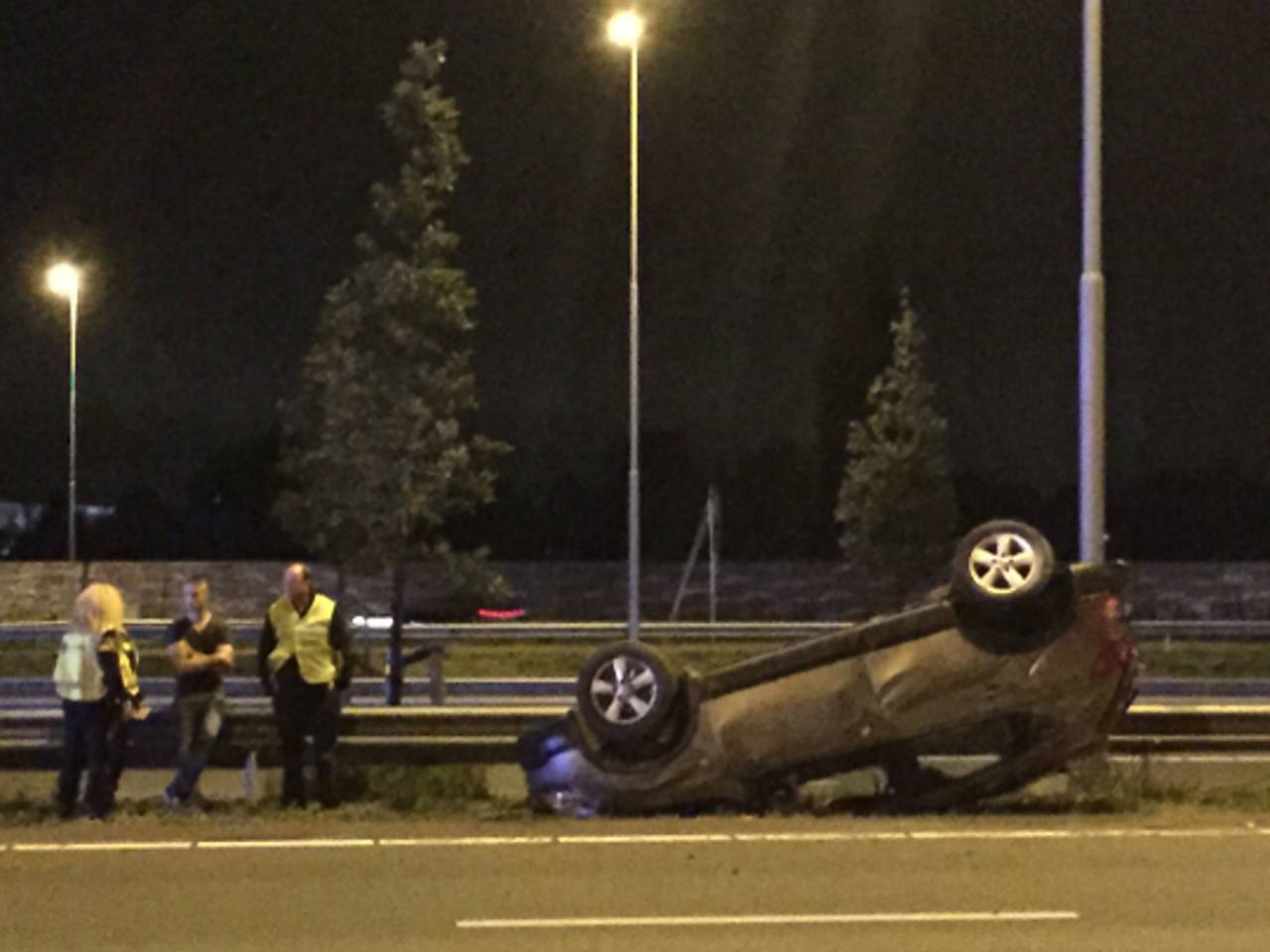 Auto eindigt op de kop (foto: Bart Meesters / Meesters Multi Media)