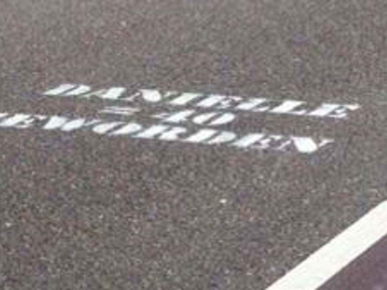 Een van de leuzen op de openbare weg.