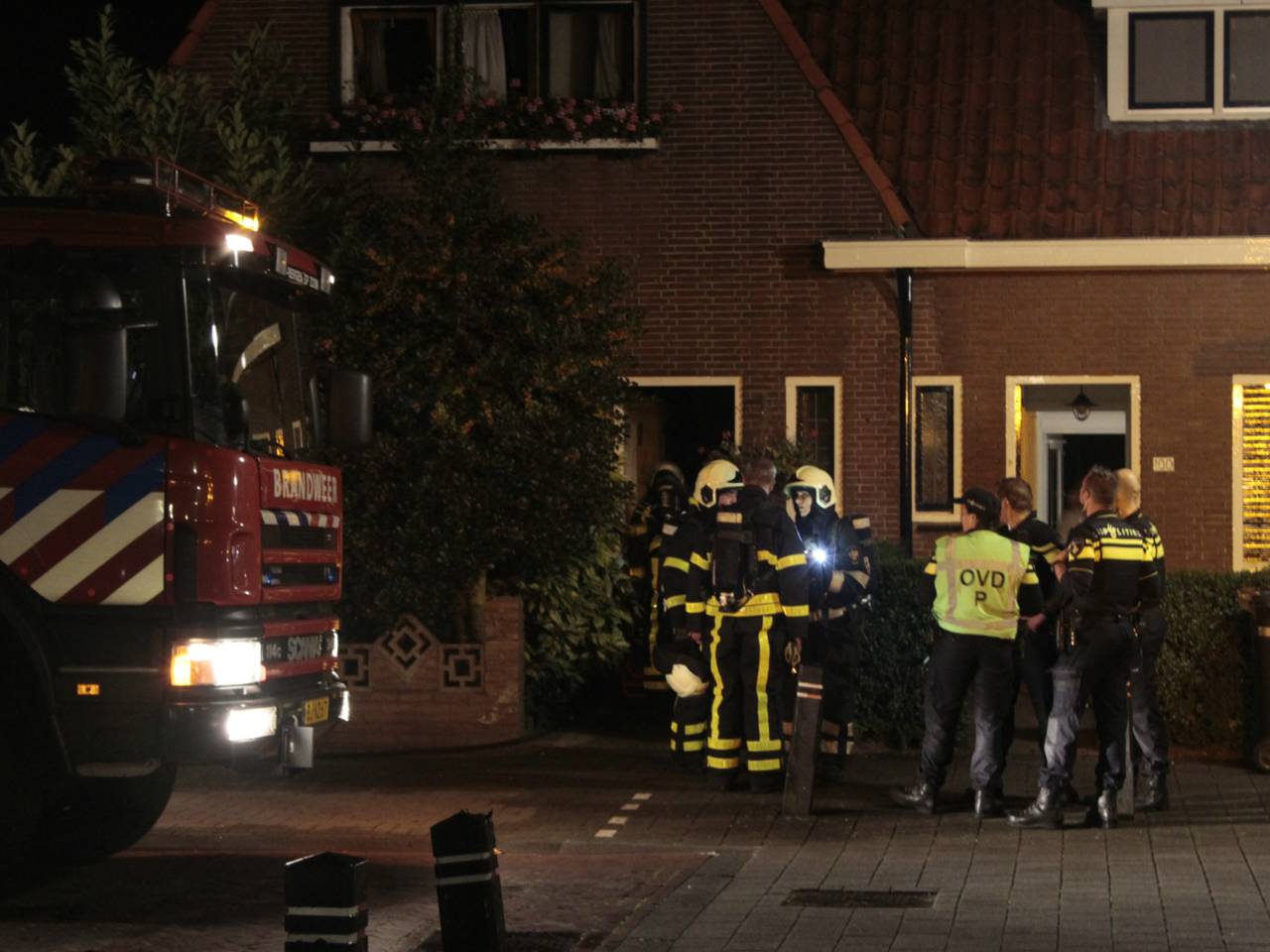 Politie en brandweer bij het huis. (Foto: Alexander Vingerhoeds/Obscura)