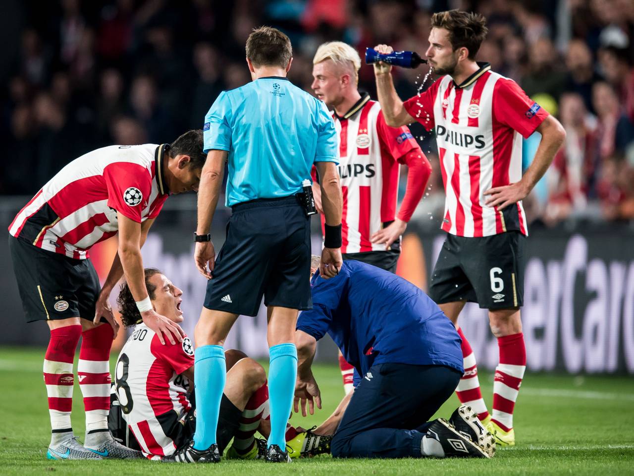 Andres Guardado valt geblesseerd uit tegen Manchester United