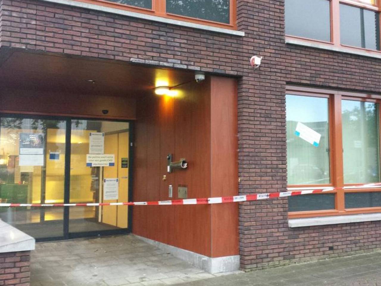 Het politiebureau in Roosendaal ziet er verlaten uit.