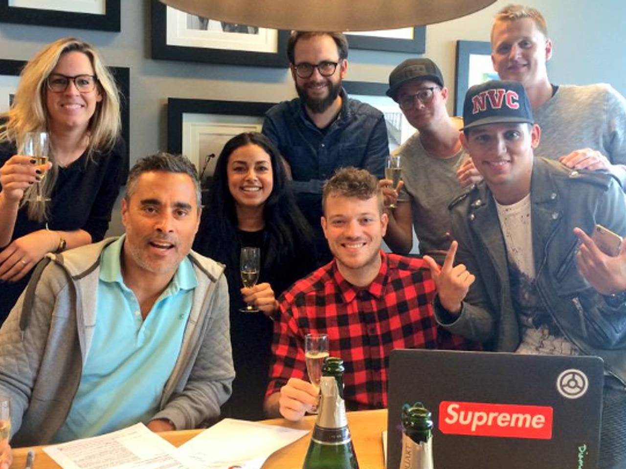 Gers Pardoel tekent contract (foto: @SonyMusicNL / Twitter)