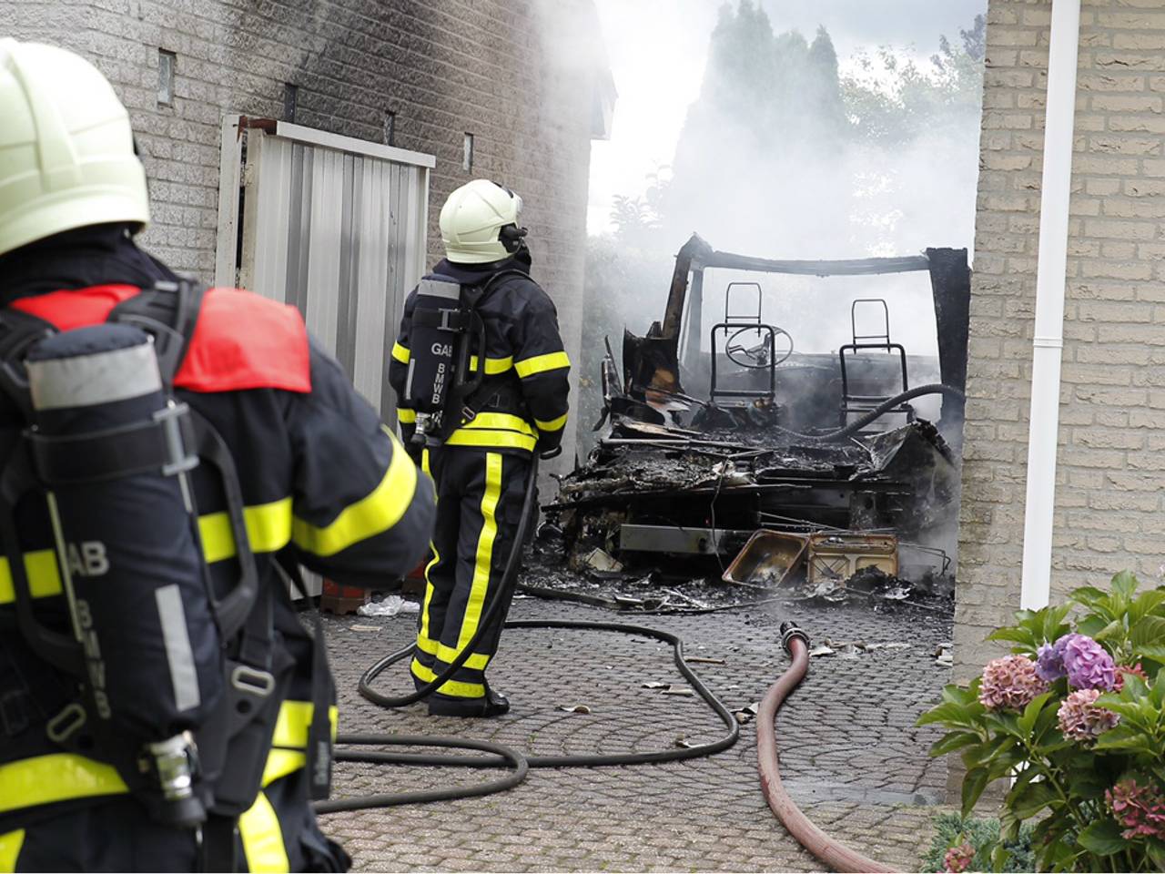 De camper stond tussen twee woningen. (foto: Marcel van Dorst/SQ Vision)
