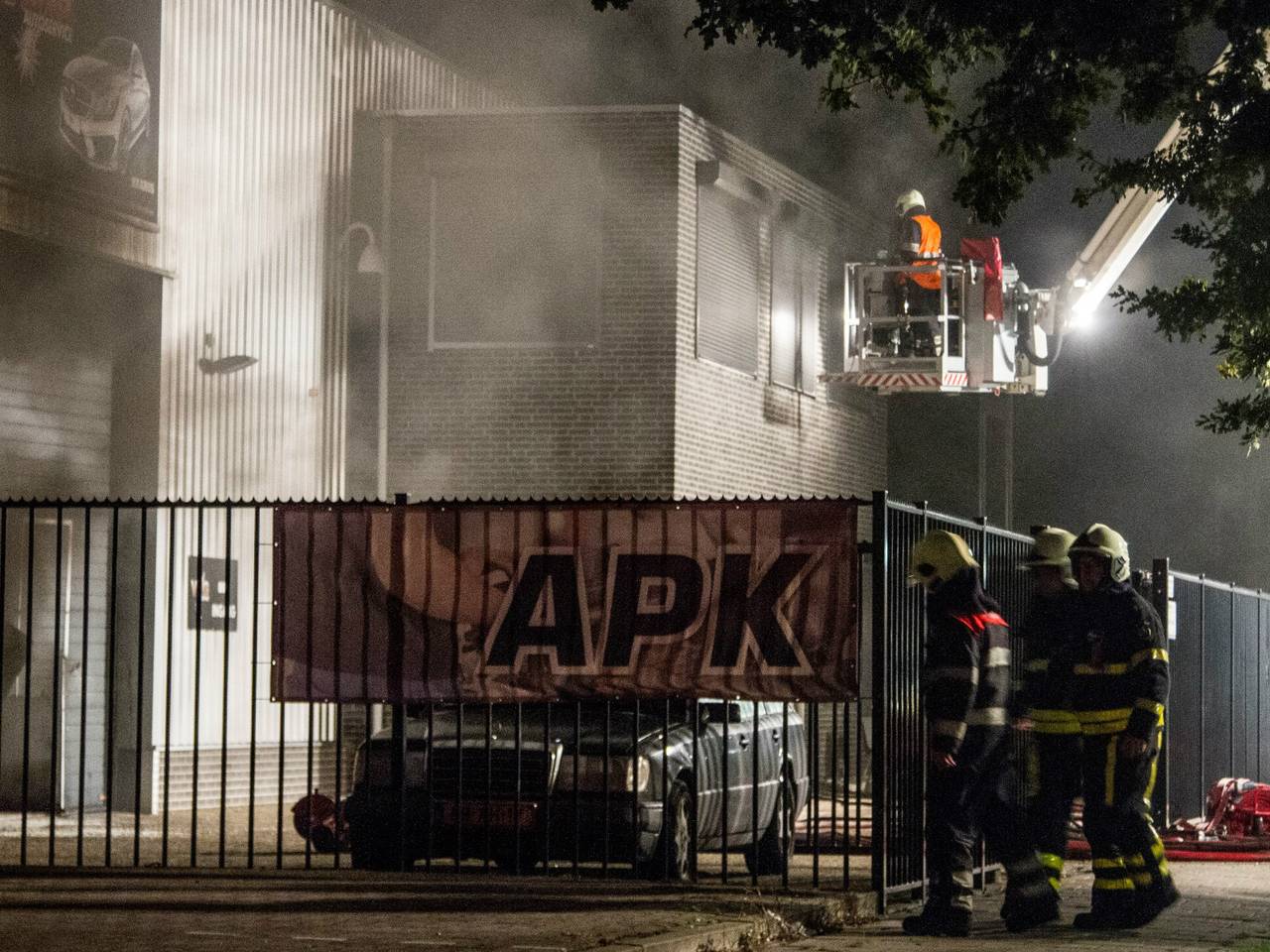 Brand bij VDG Autoservice in Halsteren. (foto: Alexander Vingerhoeds/Obscura Foto).