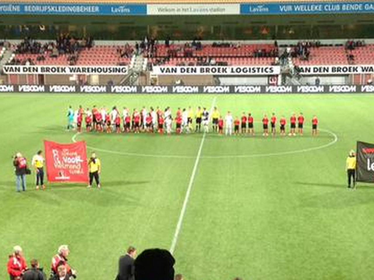 Spelers beginnen aan de wedstrijd (bron: @HelmondSport / Twitter) 