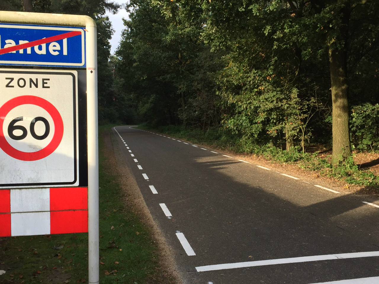 Extra strepen op de Pelgrimsweg in Handel moet verkeerssituatie veiliger maken