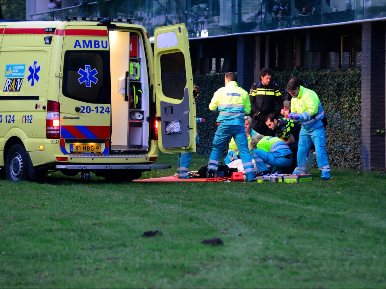 De vrouw zou uit de flat zijn gevallen. (foto: Rob de Haas/Mainstay Media).