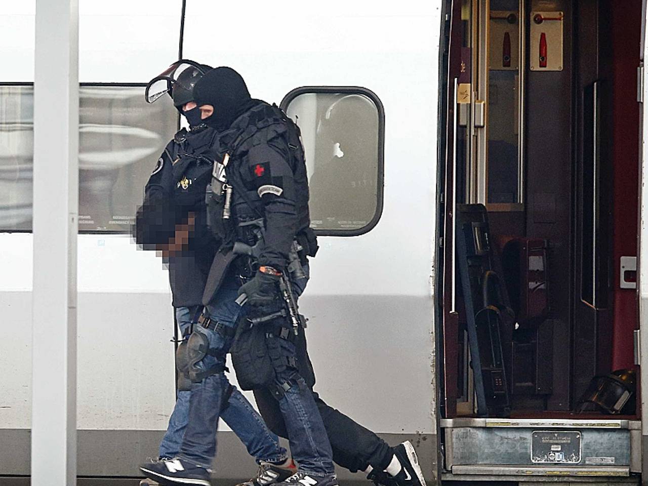 Een arrestatieteam heeft de man uit de trein gehaald. (Foto: ANP)