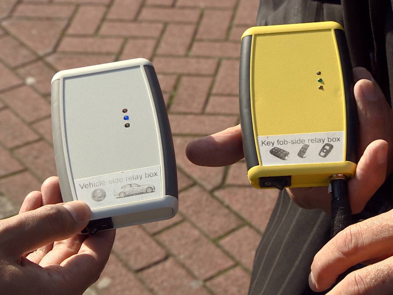 Met deze apparaten steelt een crimineel zó een auto.