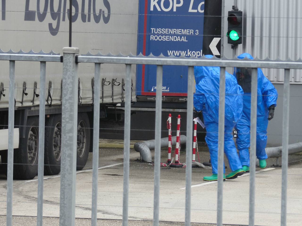 De brandweer doet onderzoek. (foto: Alexander Vingerhoeds/Obscura Foto).