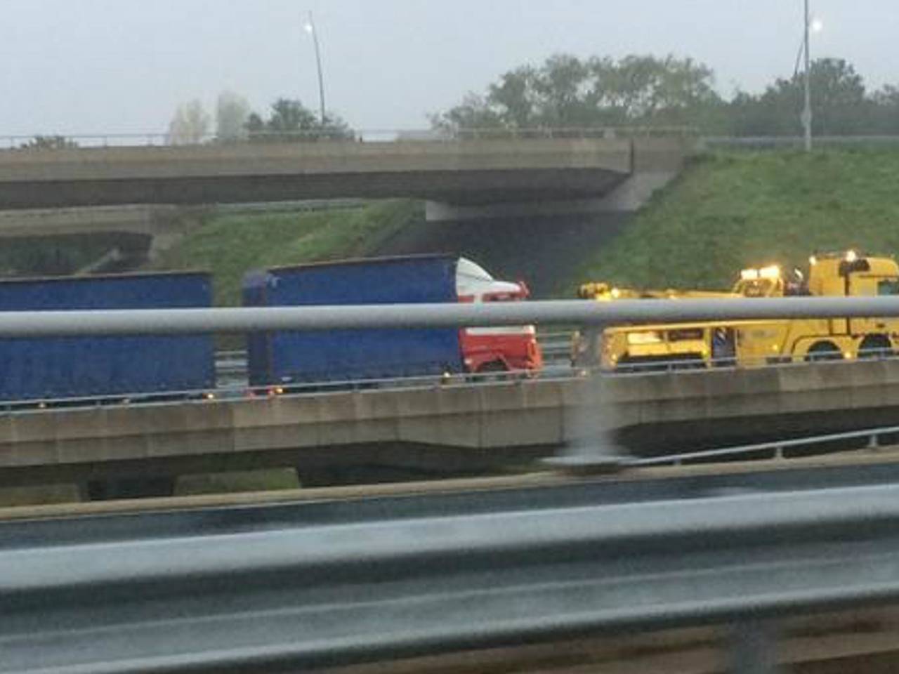 De veroorzaker van de file op de A2. (Foto Twitter: Sander van Gils, @sandervgils84)