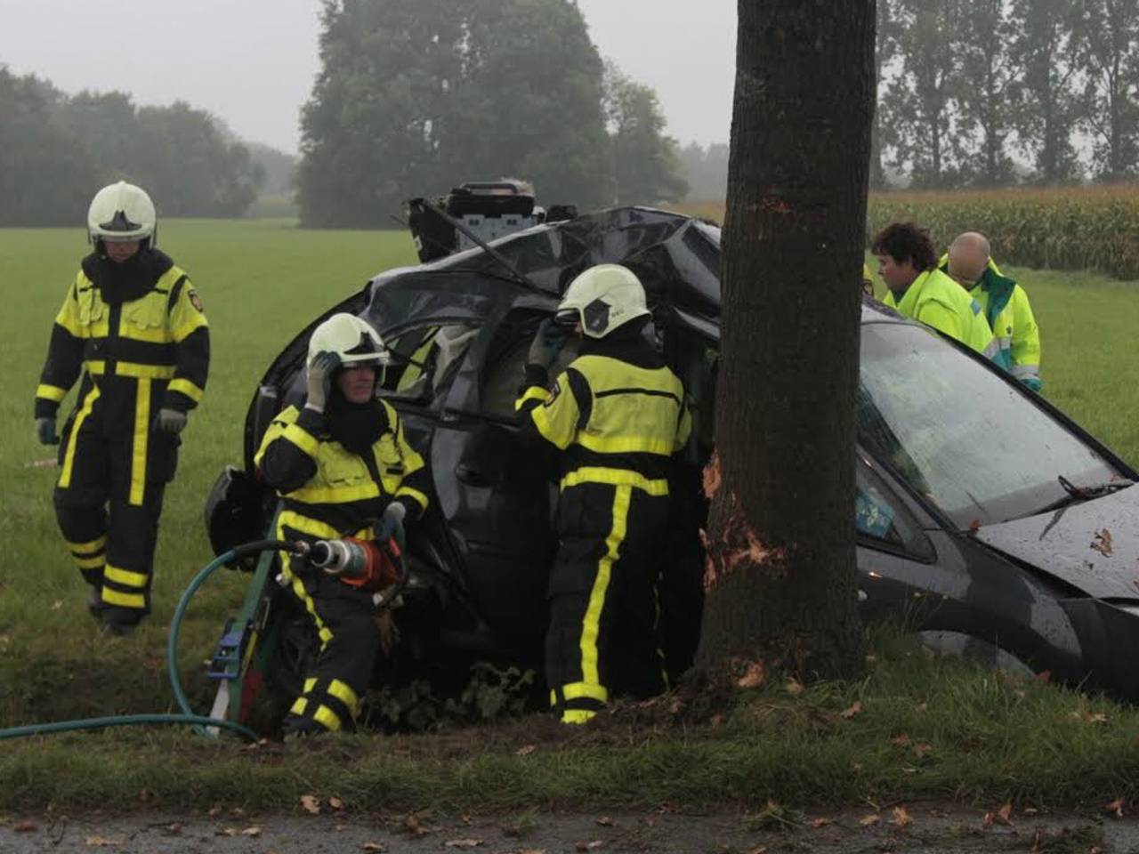 De brandweer moet de inzittenden bevrijden. (foto: Alexander Vingerhoeds/Obscura Foto).