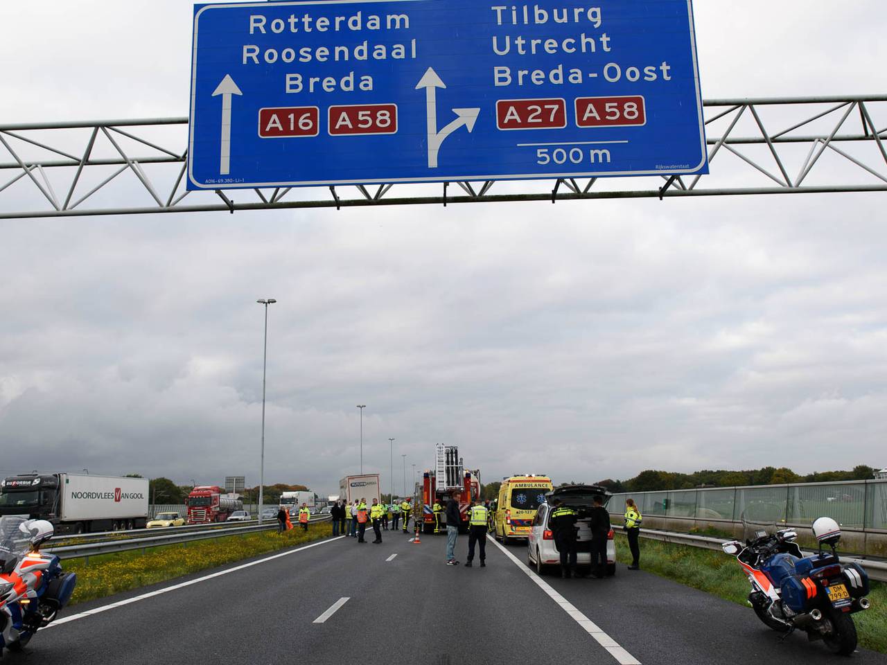 De A16 werd volledig afgesloten. (foto: Tom van der Put/SQ Vision).