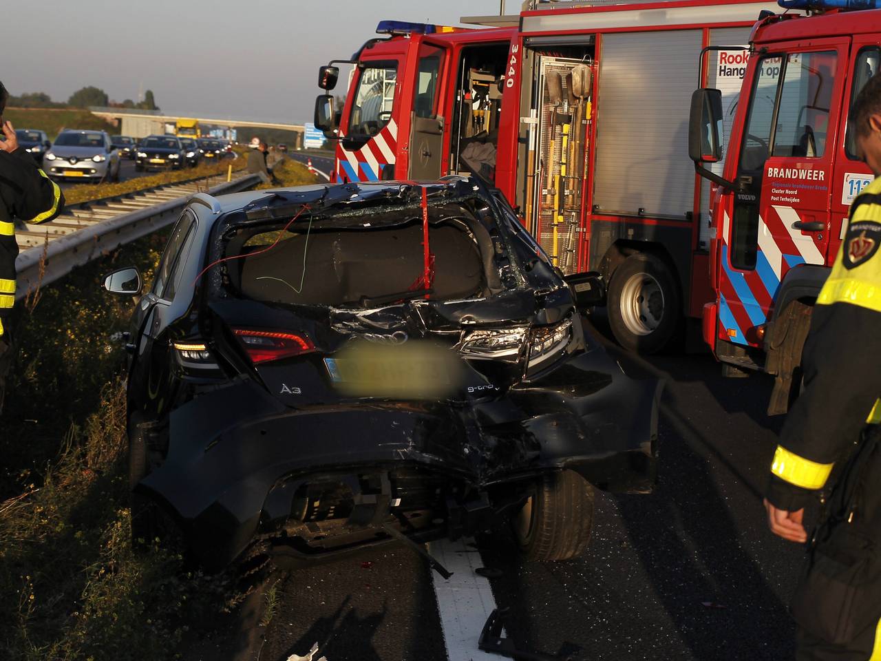 De bestuurster van de auto is naar het ziekenhuis gebracht (Foto: Marcel van Dorst/SQ Vision)