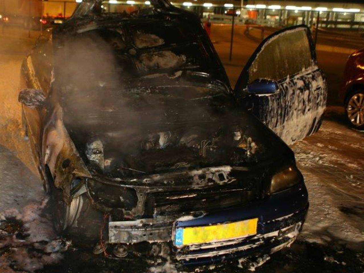 Auto vloog waarschijnlijk door technische fout in brand. (Foto: Bart Meesters/Meesters Multi Media)