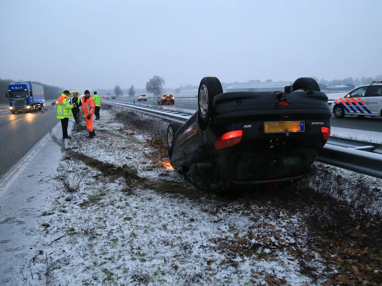 Bij het derde ongeval op de A67 sloeg een auto over de kop. (Foto: Harry Grijseels/SQ Vision)