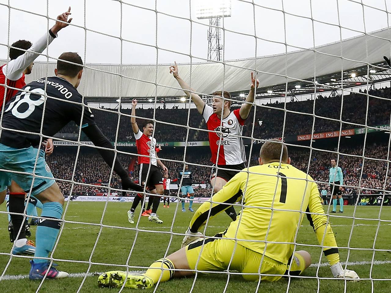Het moment waarop Feyenoord op 2-1 kwam tegen PSV (foto: VI Images).