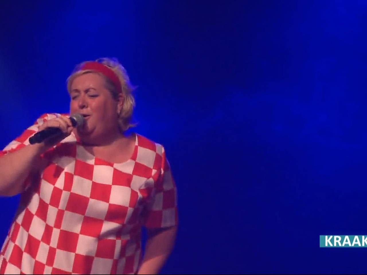 Christel waagt zich ook aan een stukje zang tijdens de show.