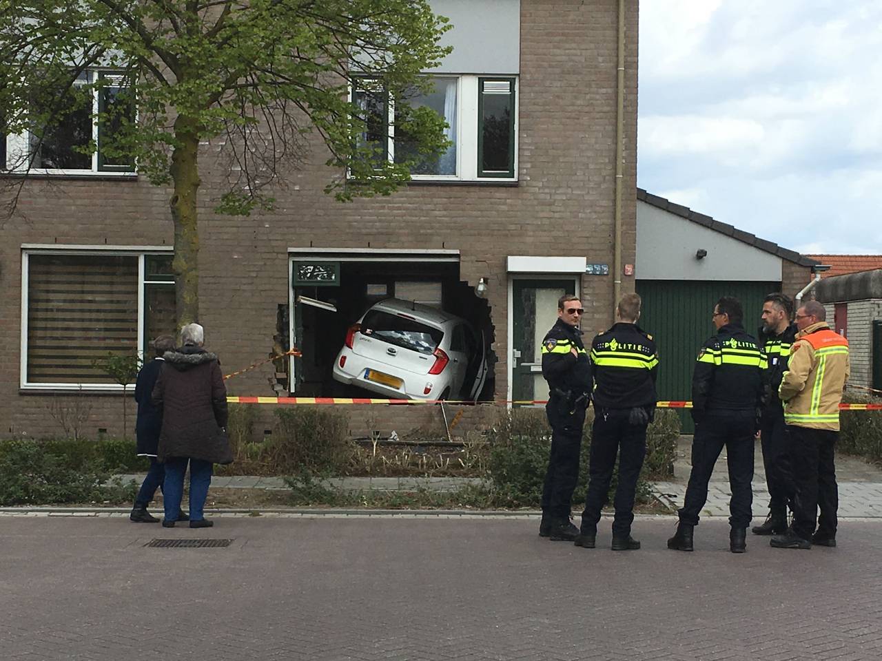 Auto rijdt door raam Helmondse woning( Foto: Dave Hendriks/SQ Vision Mediaprodukties)