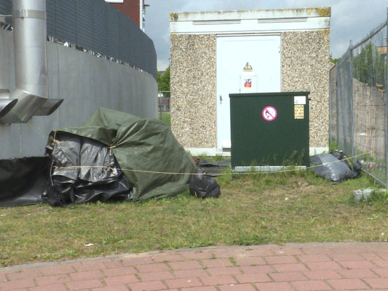 Foto: De tent waarin Joke woont nadat haar caravan door brand werd verwoest