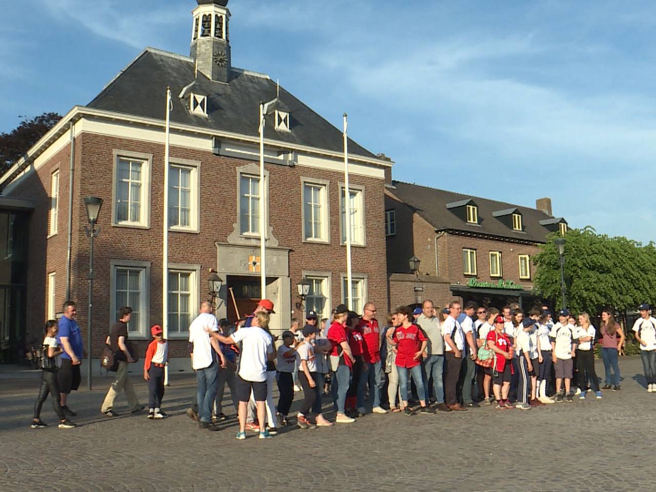 Zo'n vijftig mensen verzamelden zich voor het gemeentehuis voor het bijwonen van de raadsvergadering