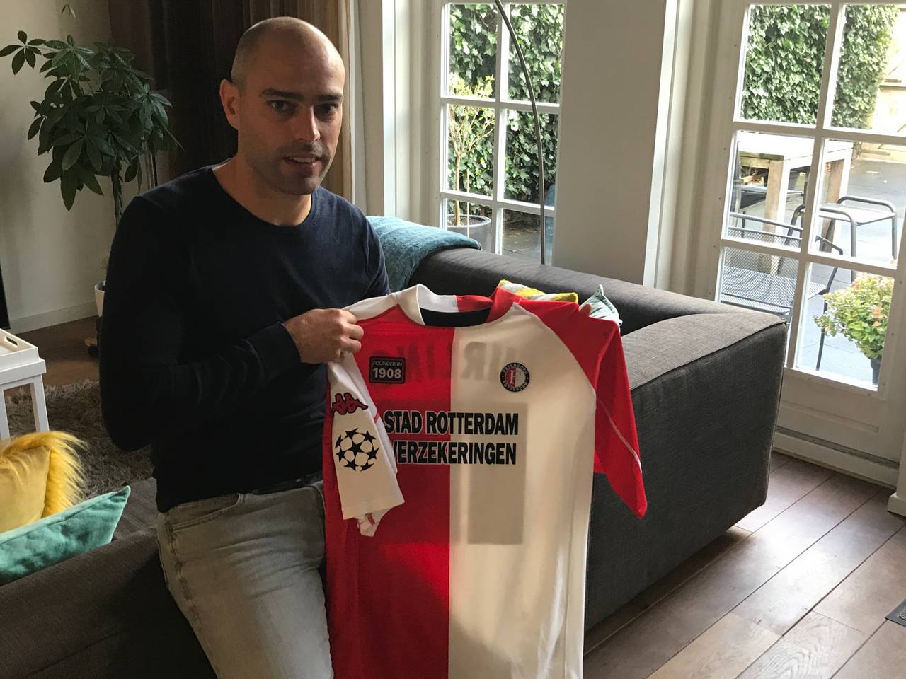 Anthony Lurling met zijn shirt uit het seizoen 2002/2003