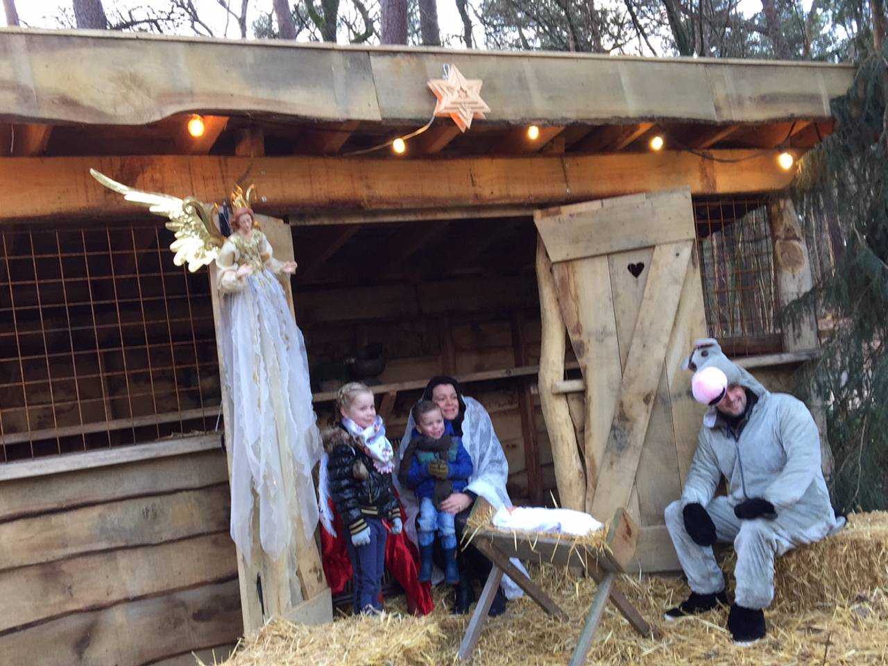 Poseren voor een foto bij de levende Kerststal in Schaijk
