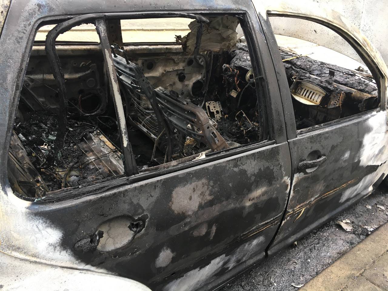 De auto is helemaal afgebrand