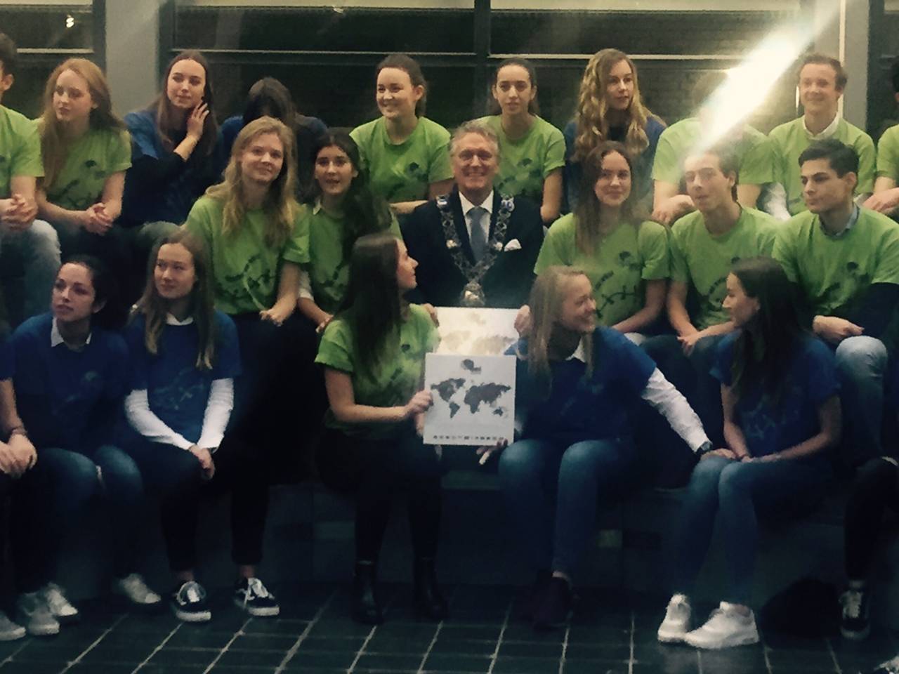 Burgemeester Jorritsma op de foto met de leerlingen