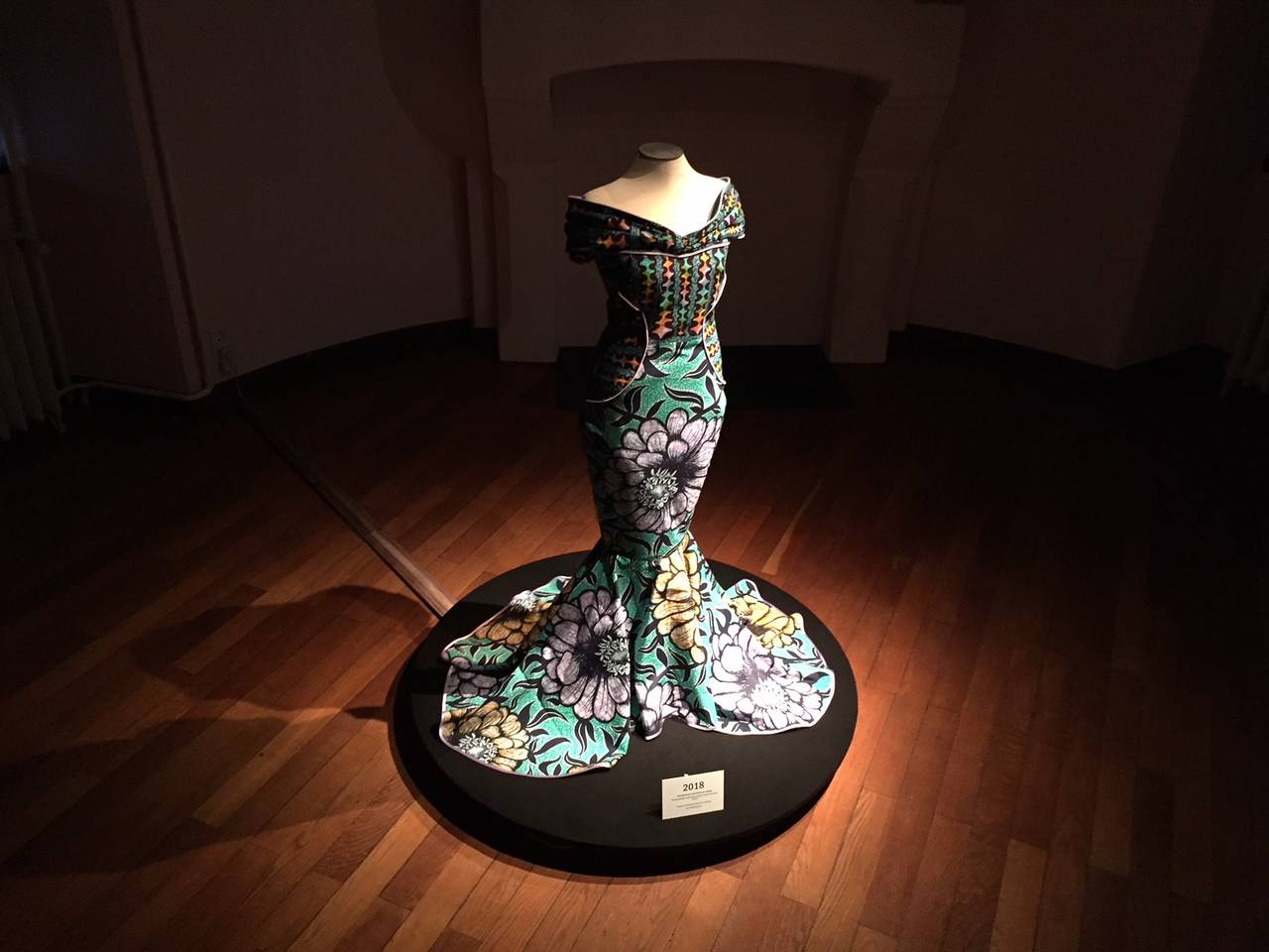 De enige jurk op de expositie die nog niet is gedragen is ontworpen met stof van Vlisco