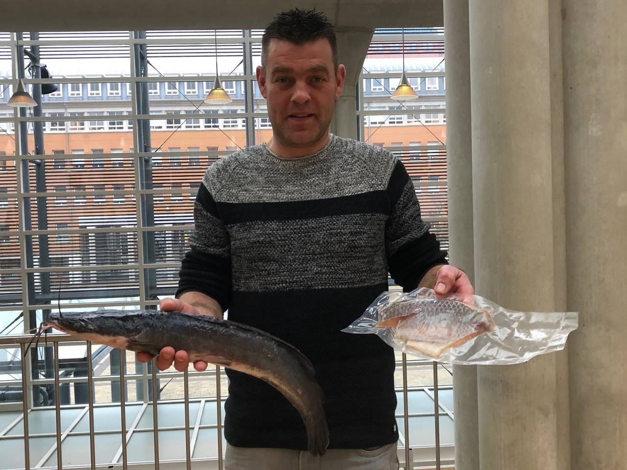 Rik van Melis met een meerval en tilapia bij het gerechtshof