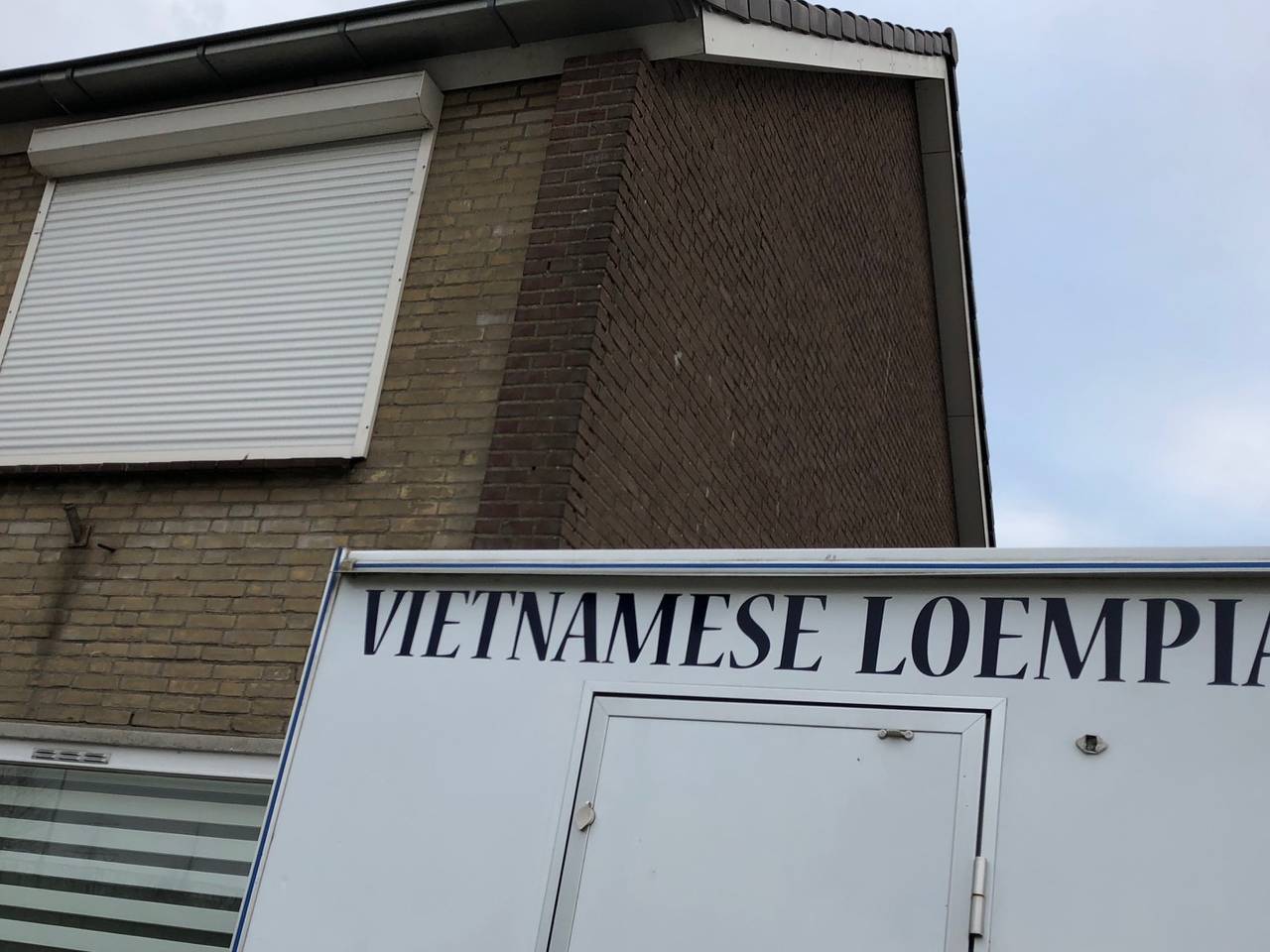 De loempiakraam bij het huis met de hennepzolder