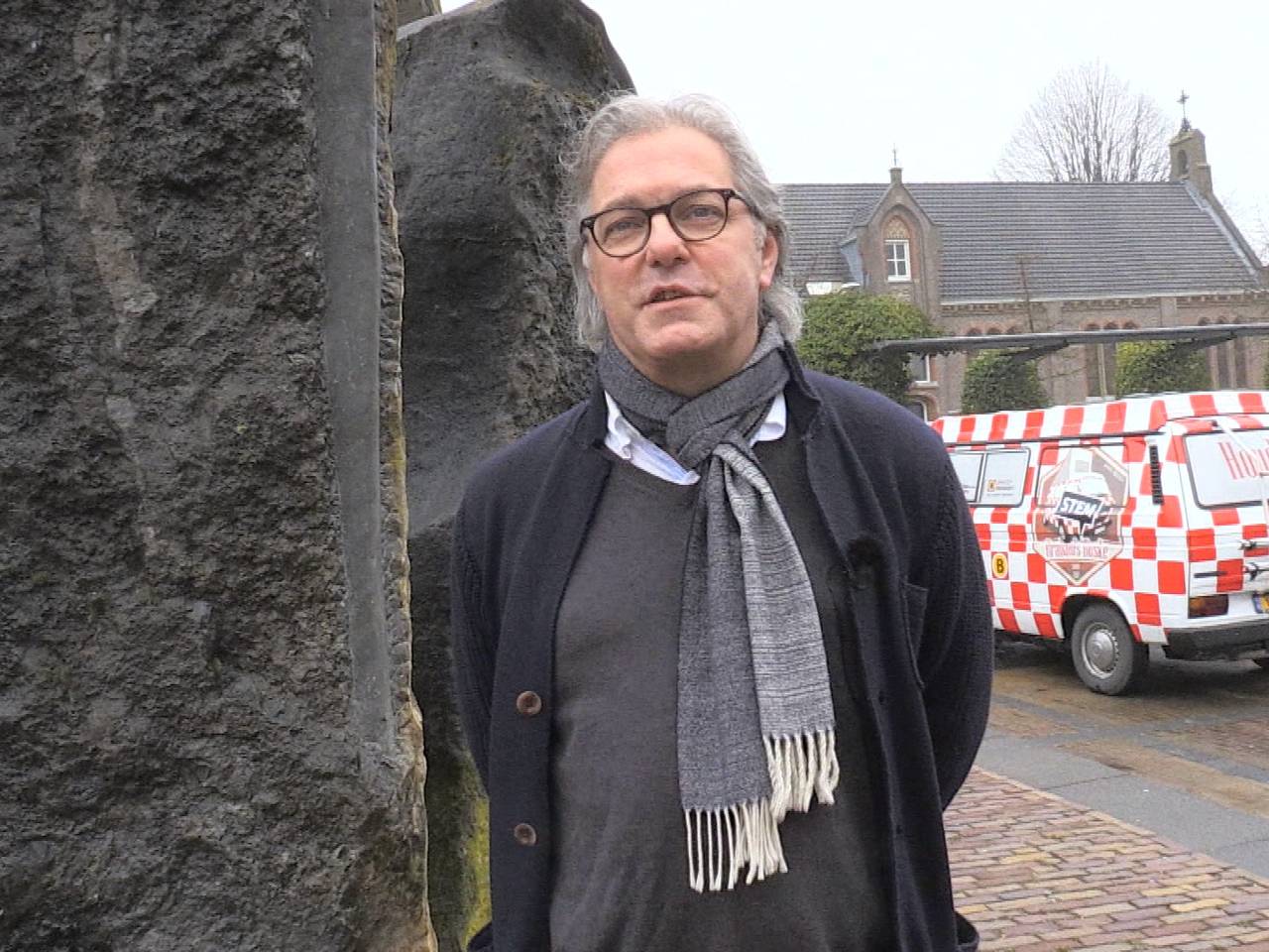 Een inwoner van Haaren voor het Brabants Stembuske (Foto: Rob van Kaathoven).