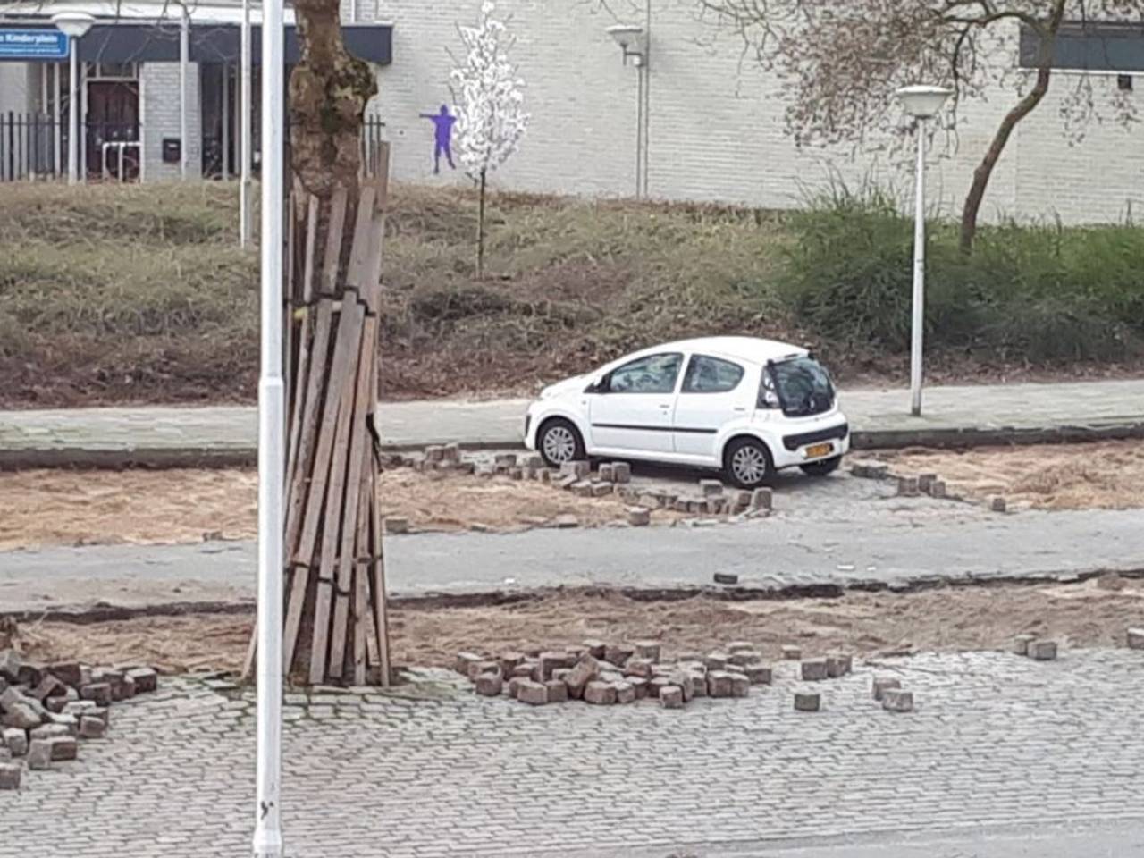 De stratenmakers ontzagen het autootje zo lang mogelijk (foto: Twitter Tjerk Langman)