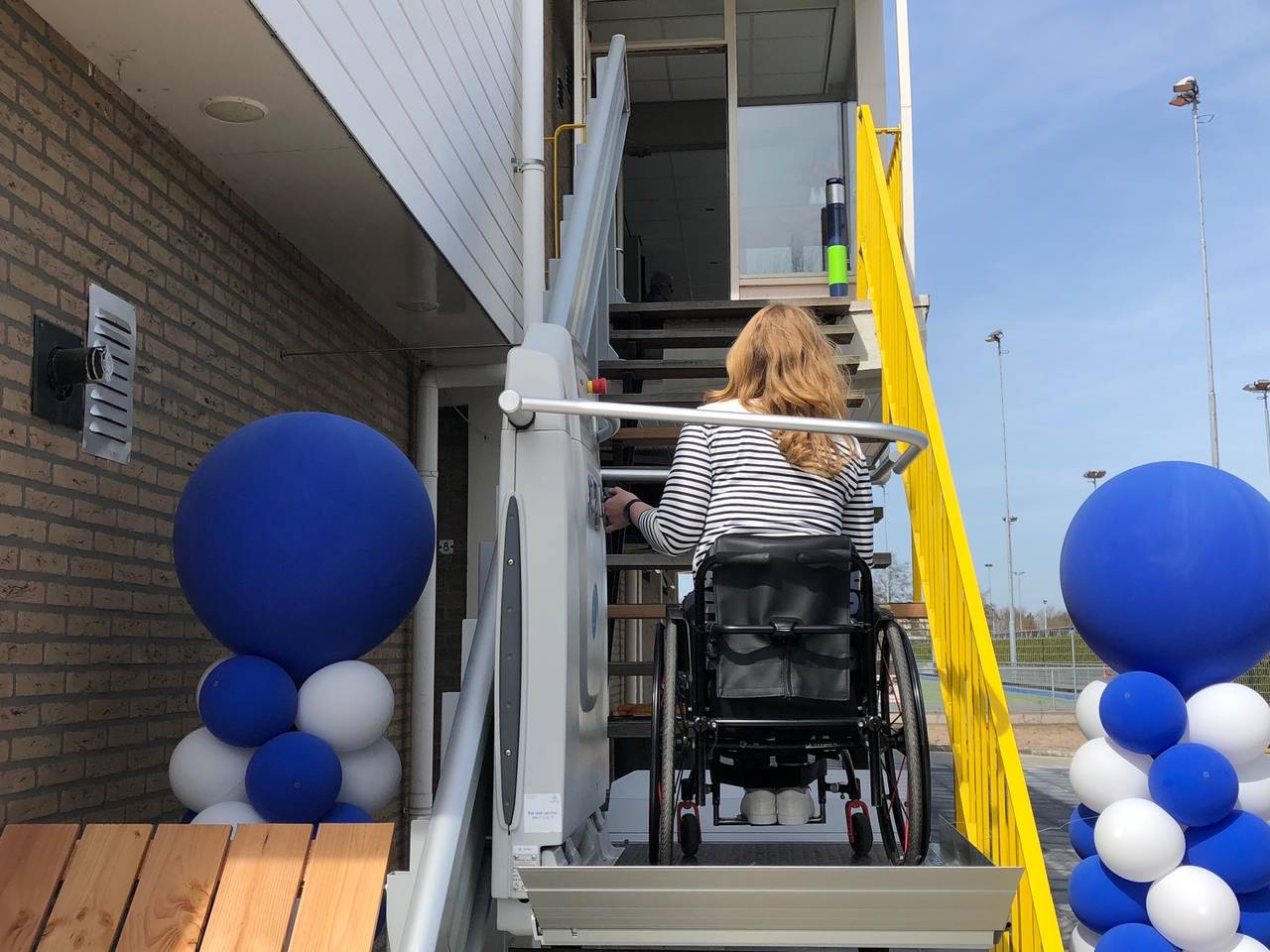 Wendy kan eindelijk naar boven in de nieuwe lift bij tennisvereniging LTV in Best