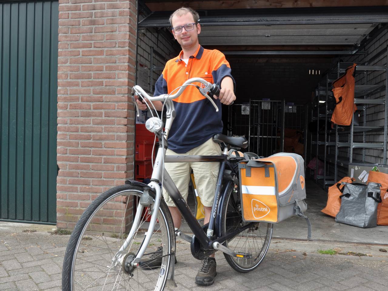 De Eindhovense Sonny van den Bosch met (andere!) postfiets